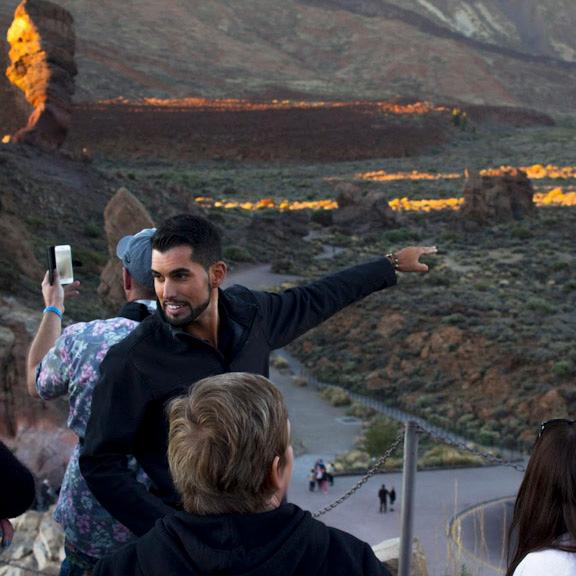 Darío López señalando a los roques de Tenerife