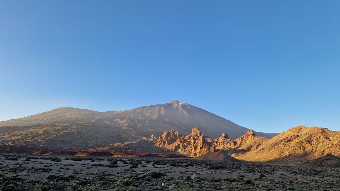 O Teide iluminado pelo lado direito ao amanhecer